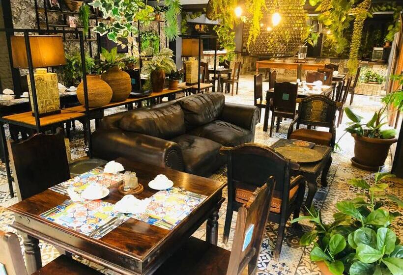 Shangri La Country Hotel & Spa