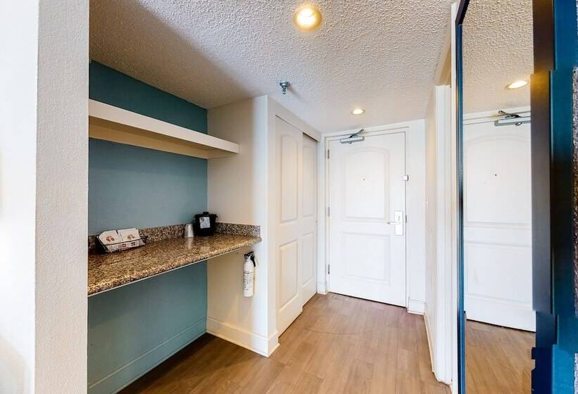 هتل Carolinian Beach Resort