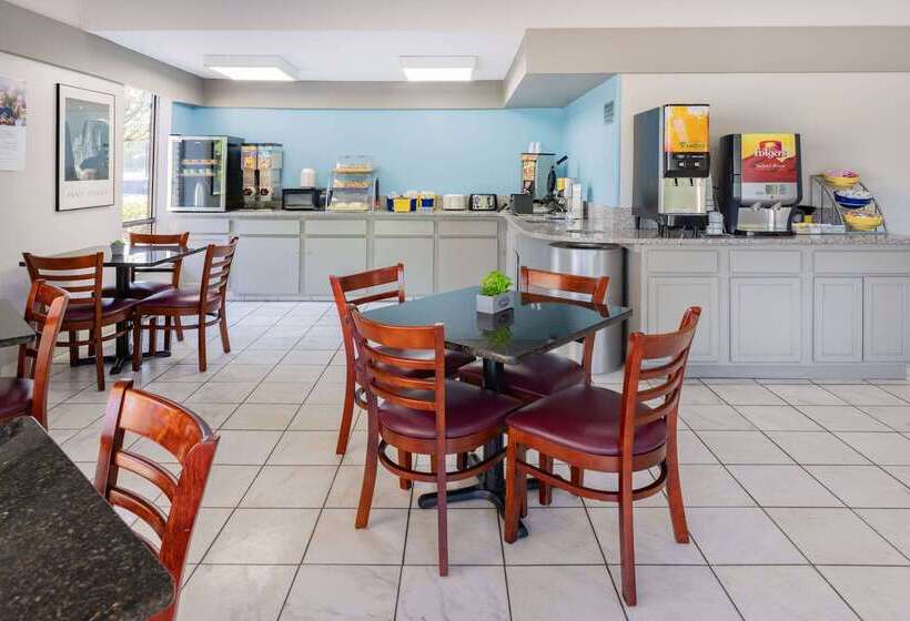 בית מלון כפרי Days Inn By Wyndham Spartanburg Waccamaw