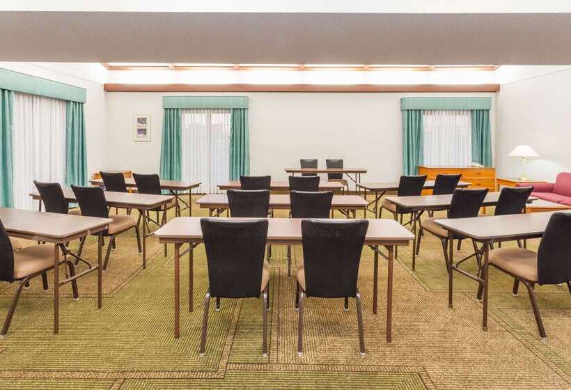 هتل Days Inn & Suites By Wyndham Arlington Heights