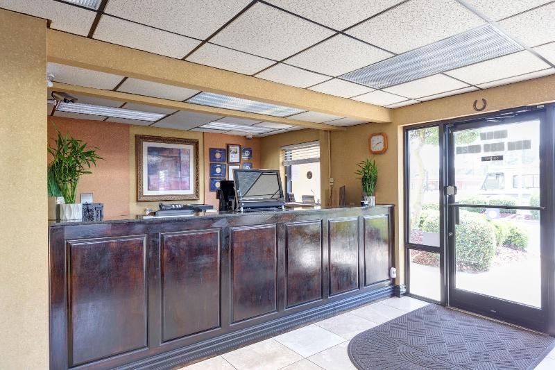 בית מלון כפרי Deluxe Inn   Fayetteville I 95