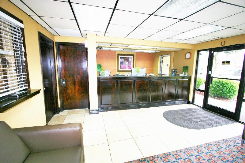 בית מלון כפרי Deluxe Inn   Fayetteville I 95