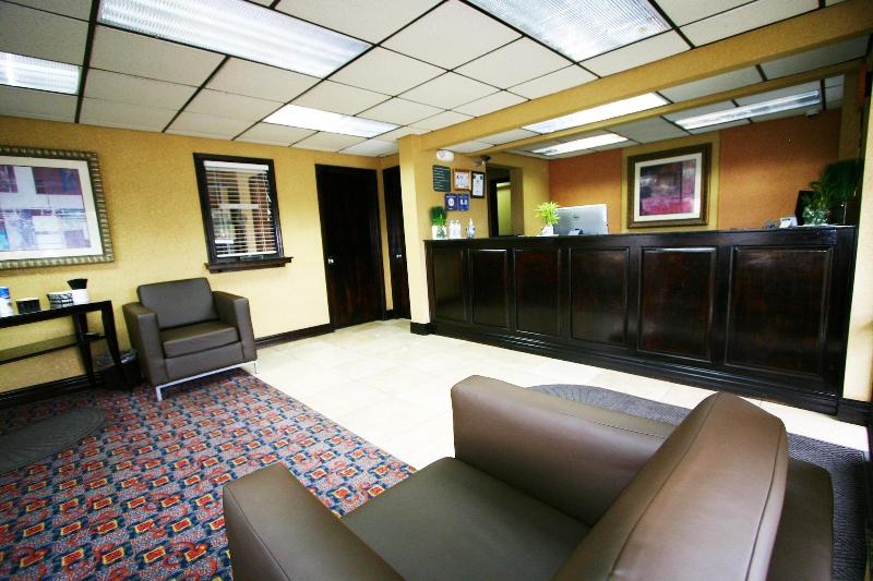 בית מלון כפרי Deluxe Inn   Fayetteville I 95