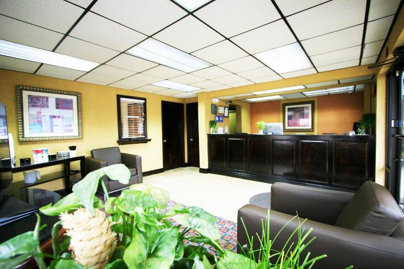 בית מלון כפרי Deluxe Inn   Fayetteville I 95