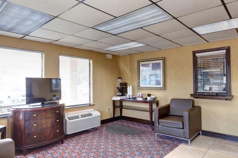 בית מלון כפרי Deluxe Inn   Fayetteville I 95