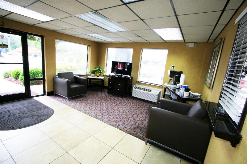 בית מלון כפרי Deluxe Inn   Fayetteville I 95