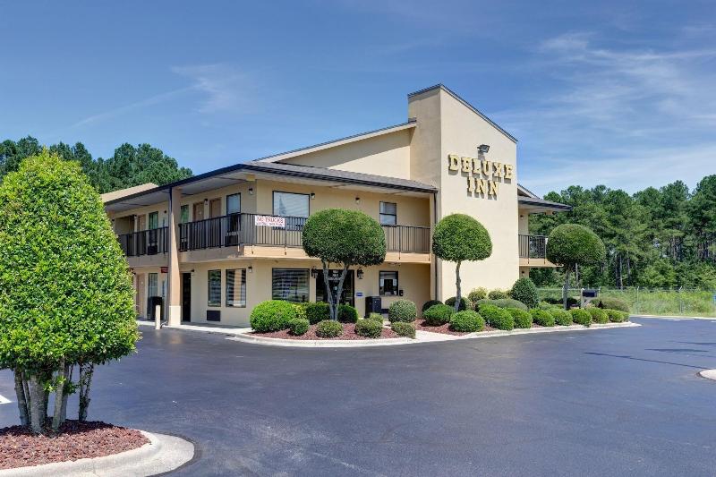 בית מלון כפרי Deluxe Inn   Fayetteville I 95
