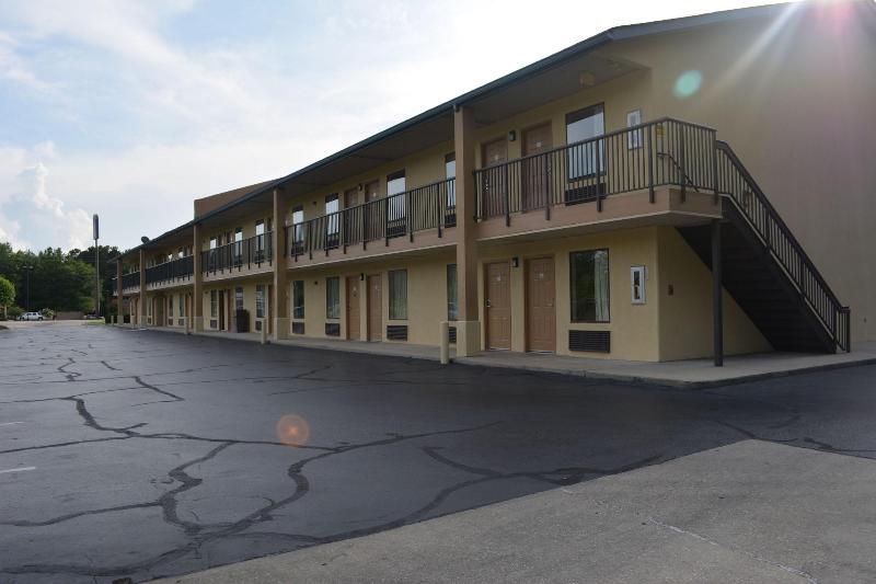 בית מלון כפרי Deluxe Inn   Fayetteville I 95