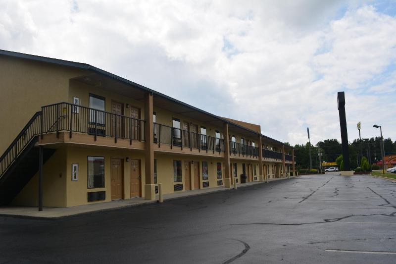 בית מלון כפרי Deluxe Inn   Fayetteville I 95