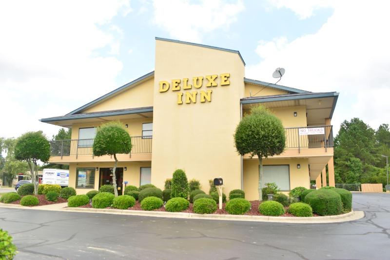בית מלון כפרי Deluxe Inn   Fayetteville I 95