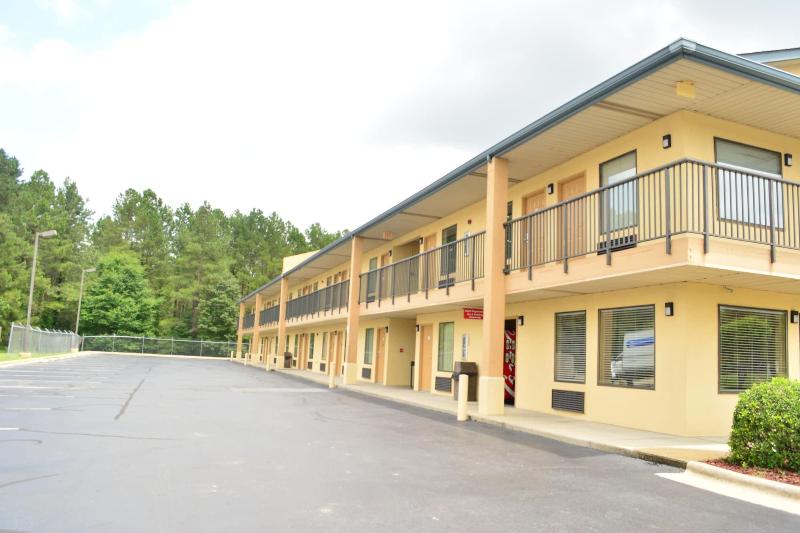 בית מלון כפרי Deluxe Inn   Fayetteville I 95