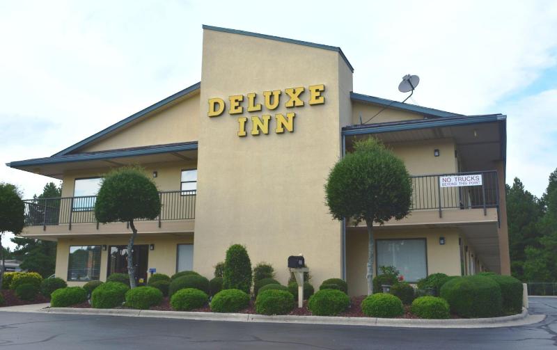 בית מלון כפרי Deluxe Inn   Fayetteville I 95