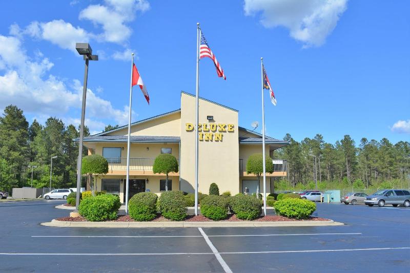 בית מלון כפרי Deluxe Inn   Fayetteville I 95