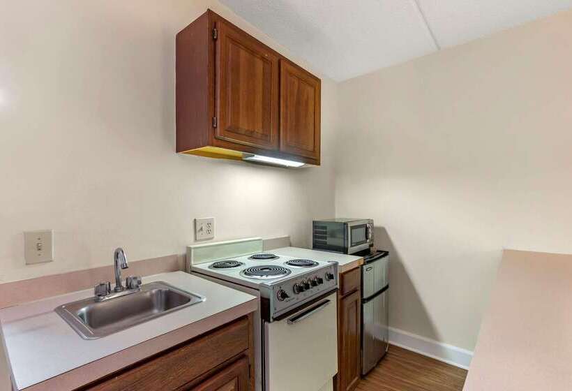 فندق Econo Lodge Inn & Suites