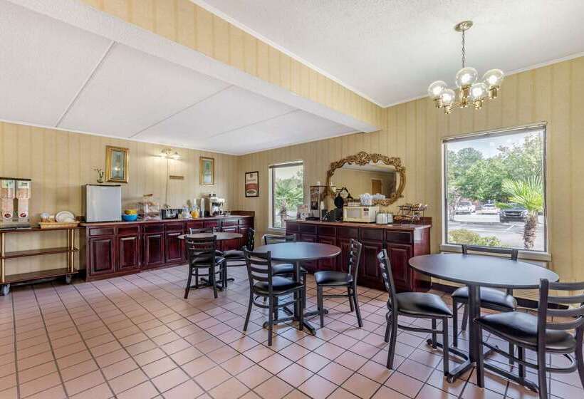 فندق Econo Lodge Inn & Suites