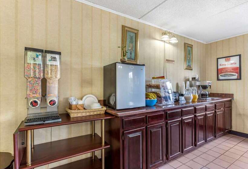 فندق Econo Lodge Inn & Suites