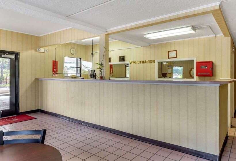 فندق Econo Lodge Inn & Suites