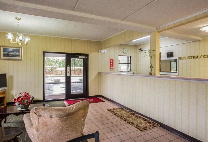 فندق Econo Lodge Inn & Suites