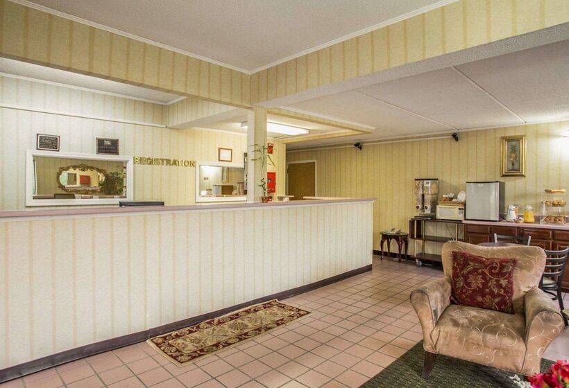 فندق Econo Lodge Inn & Suites