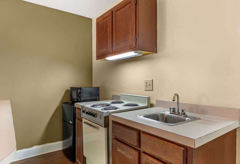 فندق Econo Lodge Inn & Suites