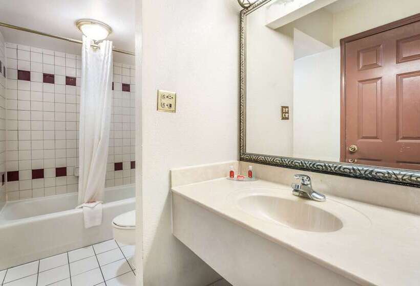 호텔 Econo Lodge  Inn & Suites