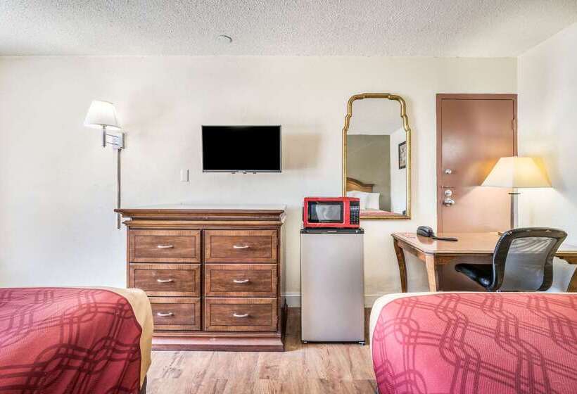 هتل Econo Lodge  Inn & Suites