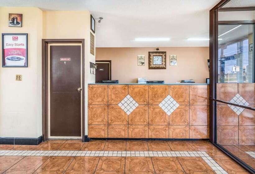 호텔 Econo Lodge  Inn & Suites