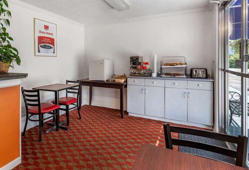 هتل Econo Lodge Lee  Great Barrington