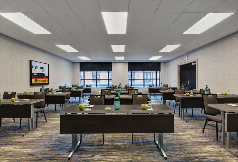 هتل Embassy Suites By Hilton Chicago Downtown River North