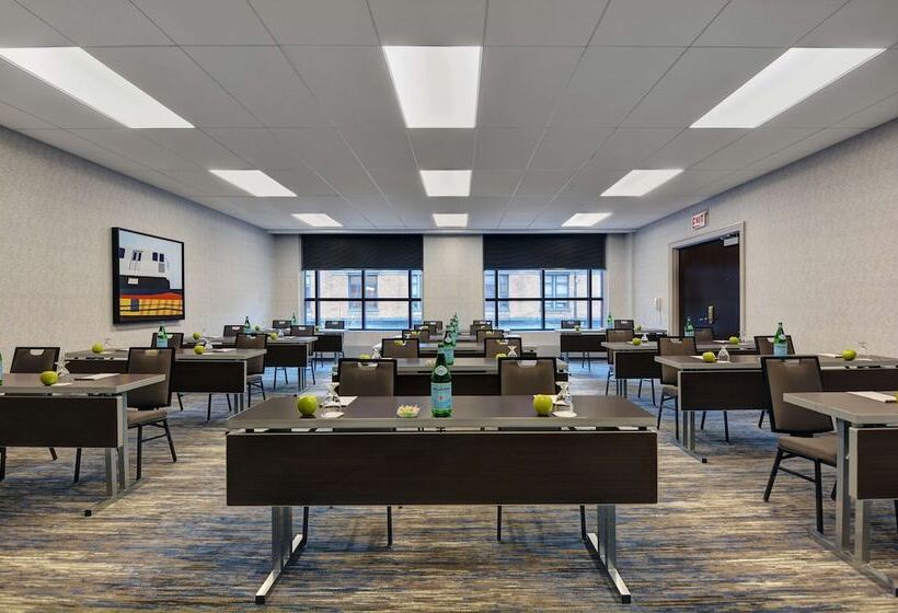 هتل Embassy Suites By Hilton Chicago Downtown River North