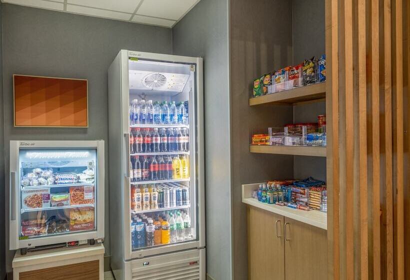 هتل Holiday Inn Express & Suites Greensboro   I 40 Atwendover, An Ihg