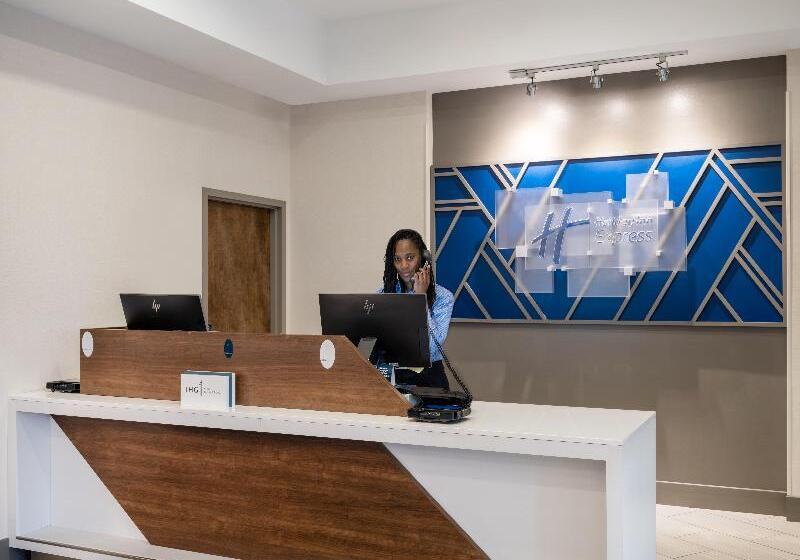 هتل Holiday Inn Express & Suites Greensboro   I 40 Atwendover, An Ihg