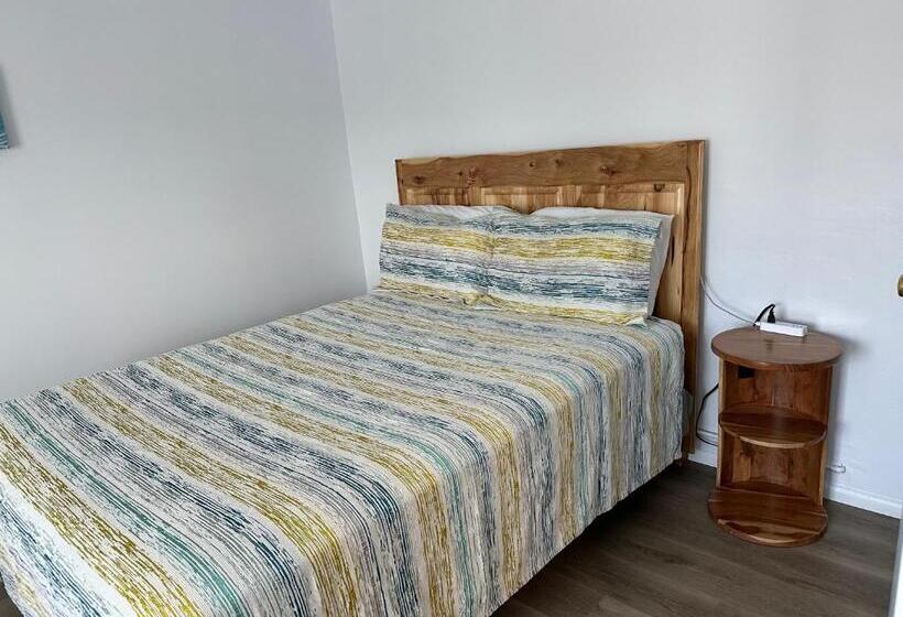 בית מלון כפרי Lamplighter Lodge