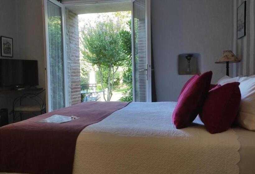 Отель Le Mas Trilles