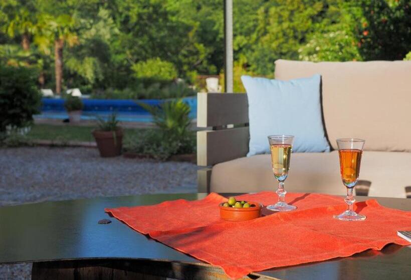 Отель Le Mas Trilles