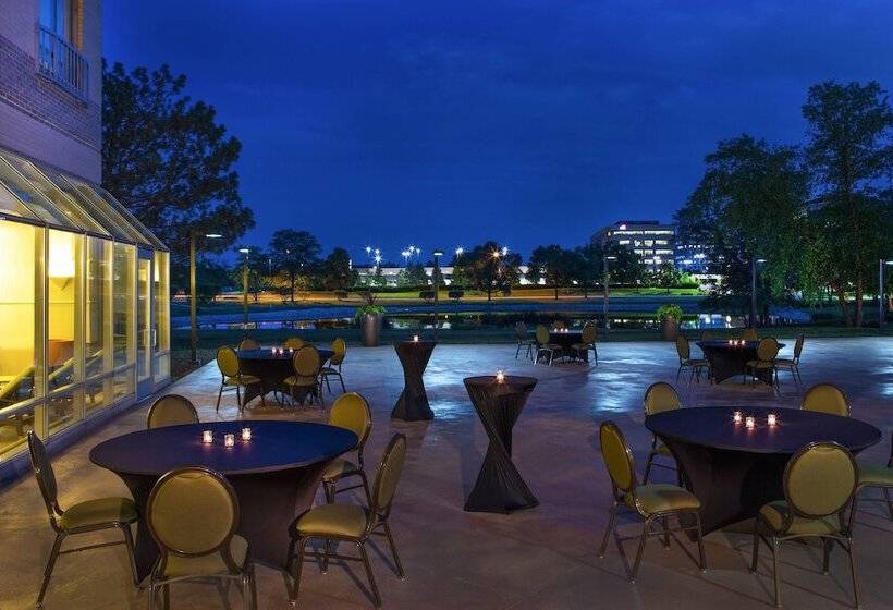 هتل Sheraton Suites Chicago Elk Grove