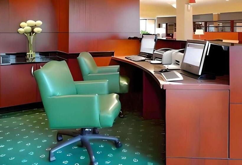 هتل Comfort Inn & Suites