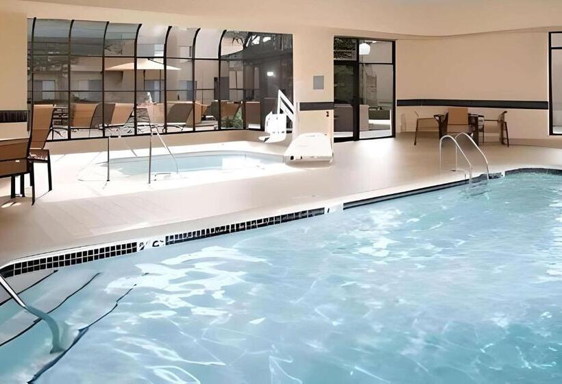 هتل Comfort Inn & Suites