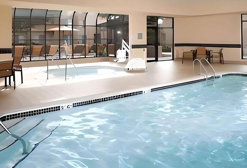 هتل Comfort Inn & Suites