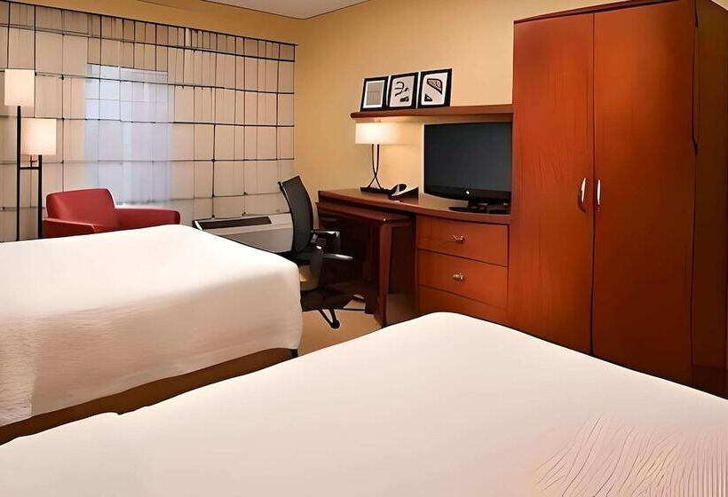هتل Comfort Inn & Suites