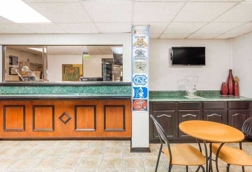 בית מלון כפרי Super 8 By Wyndham Greensboro