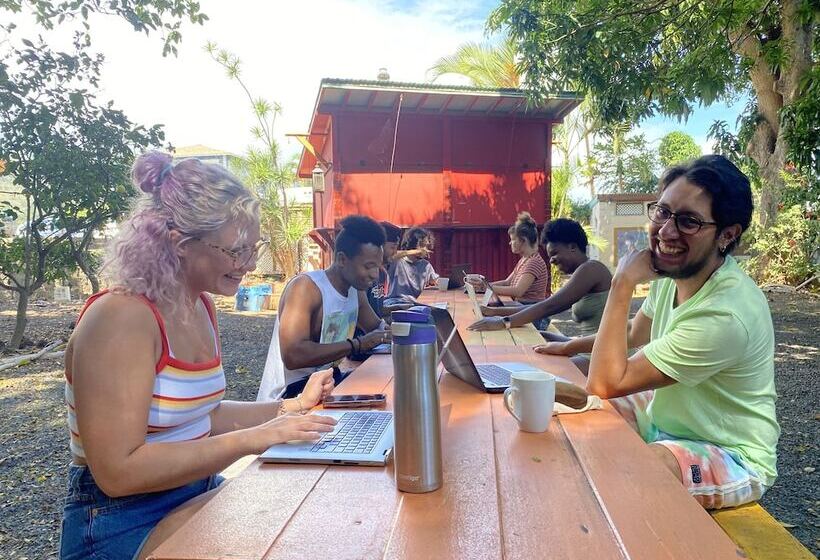 فندق Howzit Hostels