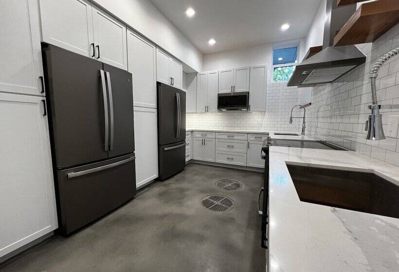 فندق Howzit Hostels