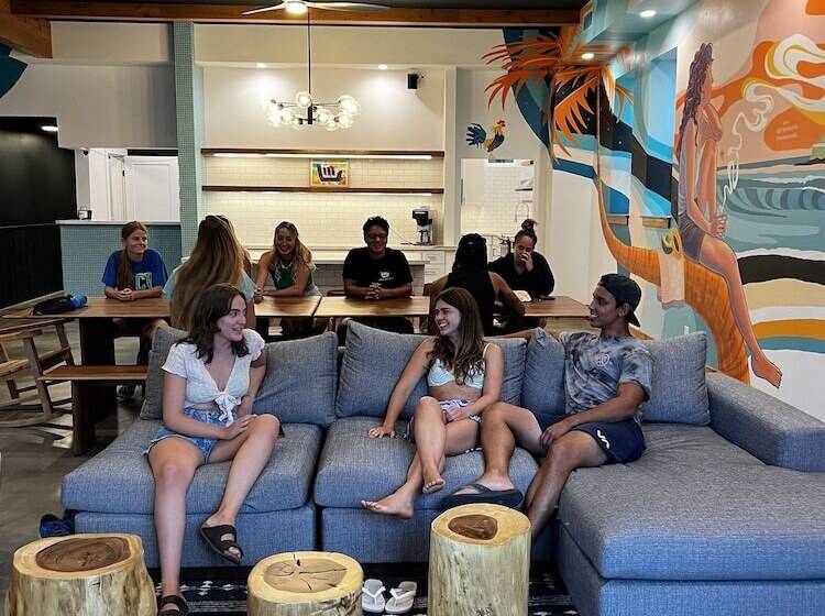 فندق Howzit Hostels