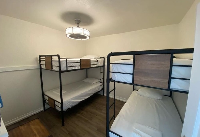 فندق Howzit Hostels