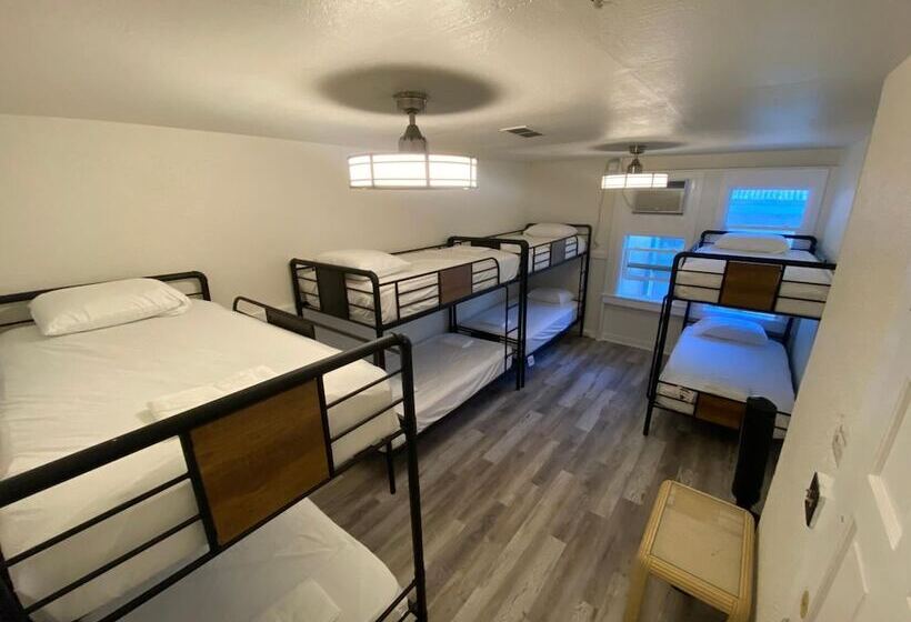 فندق Howzit Hostels