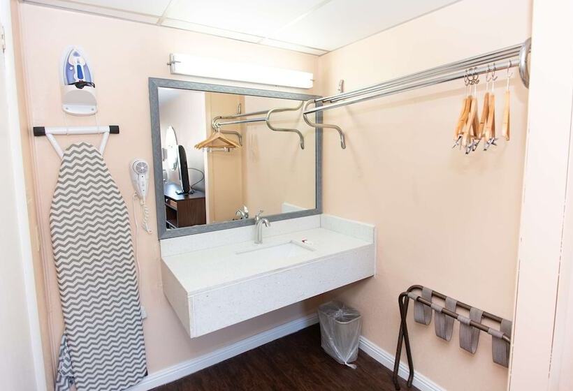 فندق على الطريق Super 8 By Wyndham Black Mountain