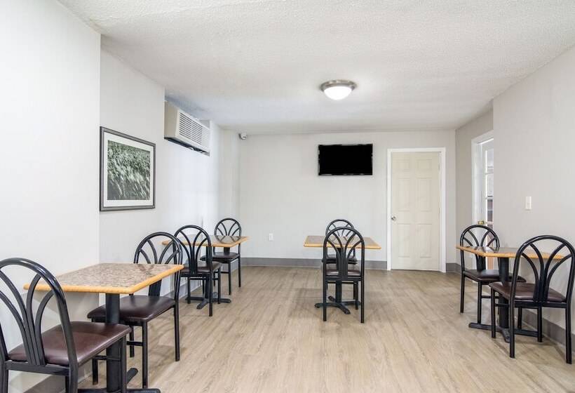 Мотель The Townhouse Inn