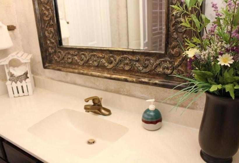 تختخواب و صبحانه Adobe Village Inn