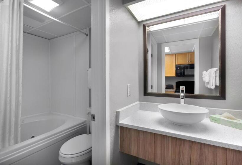 Crown Reef Beach Resort And Waterpark